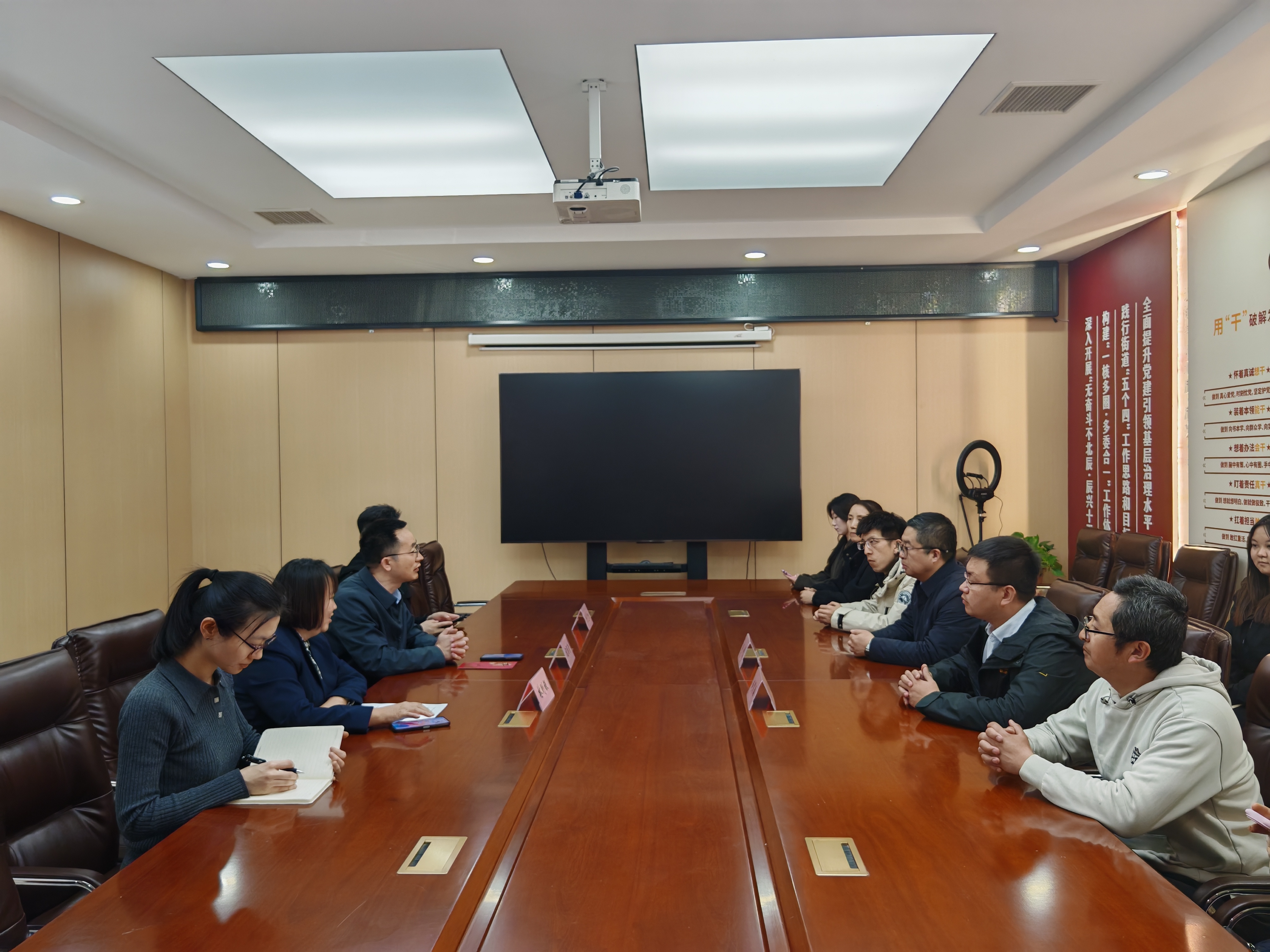 座谈会.jpg